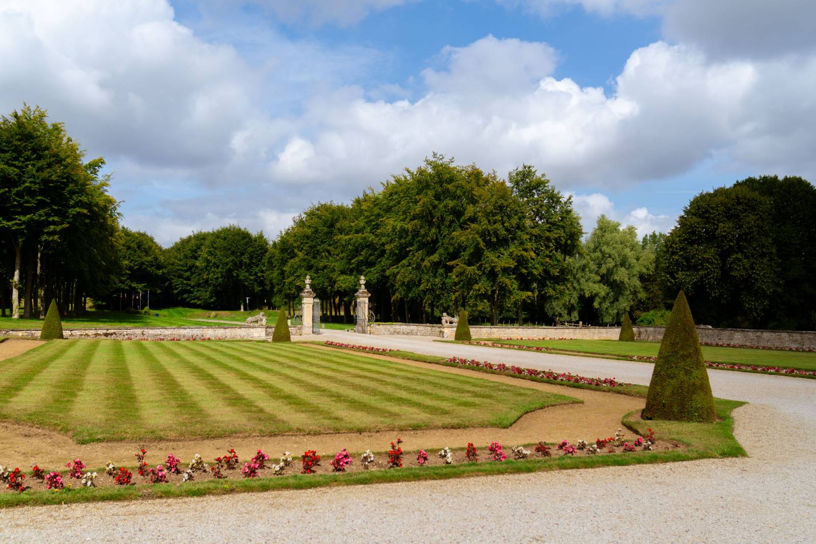 Le parc boisé du château d'Audrieu dans la campagne normande à côté des plages du Débarquement