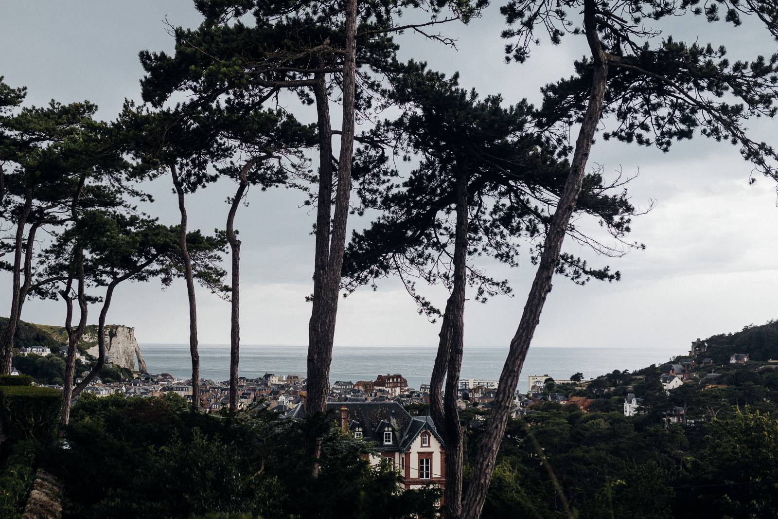 Mariage à Étretat, vue sur les falaises normandes et la mer