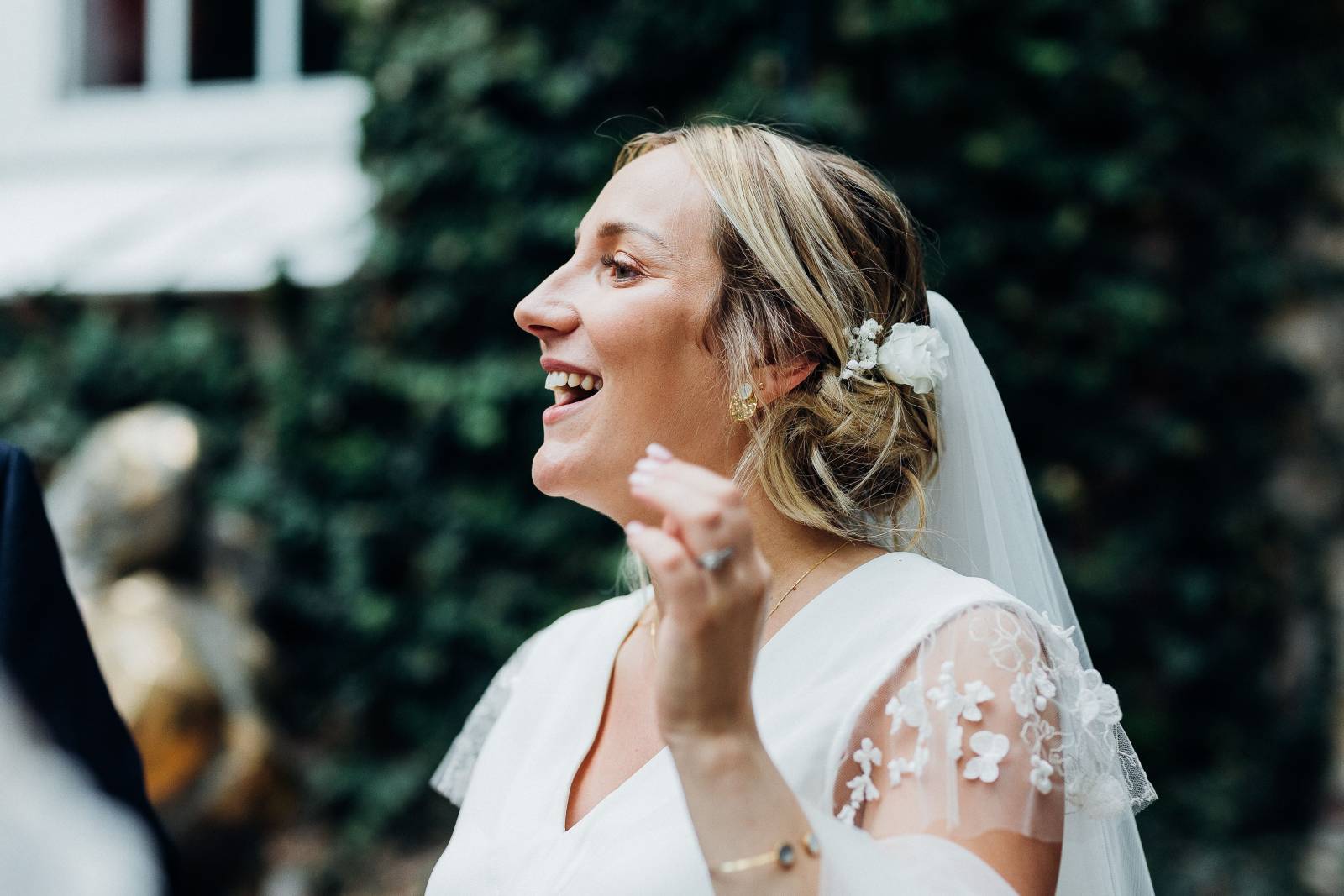 Lancement du vin d'honneur par notre mariée à l'hôtel Le Donjon sur la côte Normande