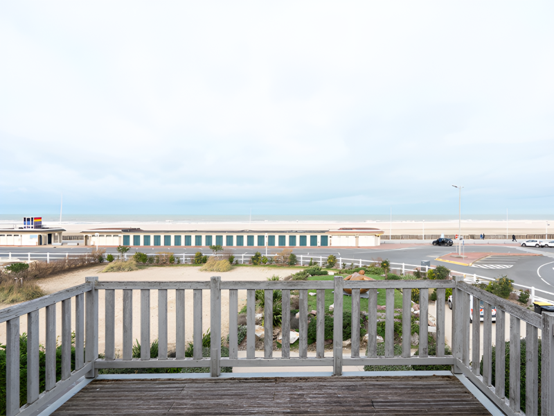 Vue imprenable sur la mer depuis le balcon privé de la chambre de la Villa Namouna