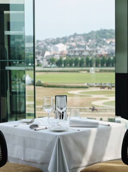 Restaurant gastronomique vue sur l’hippodrome 