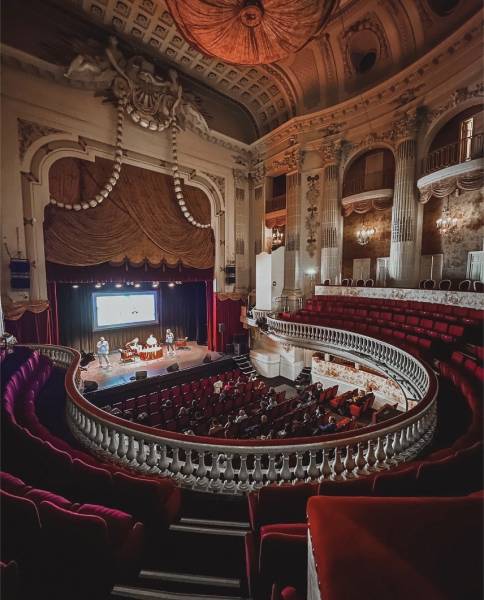 Grande salle de réception de luxe