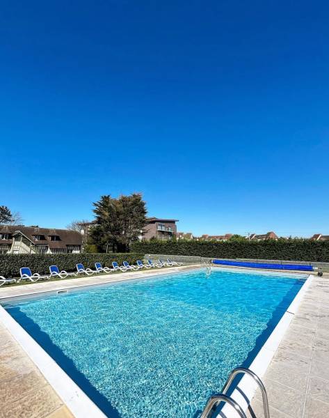 Piscine extérieure pour votre séminaire à Cabourg