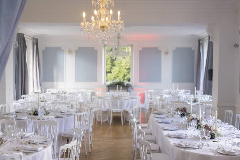 Dîner dans la salle de réception du château de Belmesnil