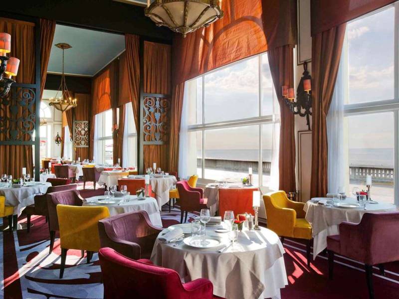 Salle du restaurant : cuisine gastronomique, vue sur la plage