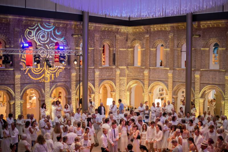 Organisation de votre convention à Deauville par une agence événementielle experte, gestion globale : transport, hébergement, espace réceptif, activités, animations et restauration