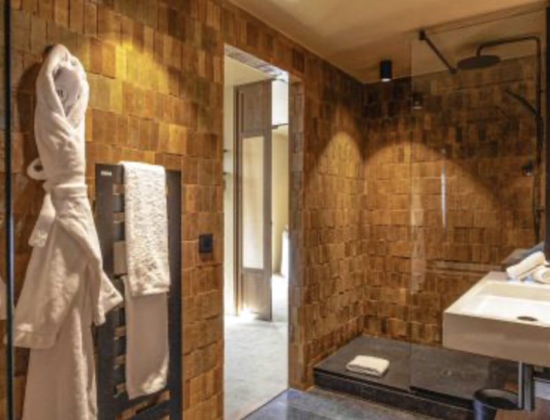 Suite d'une chambre avec une douche sur-mesure