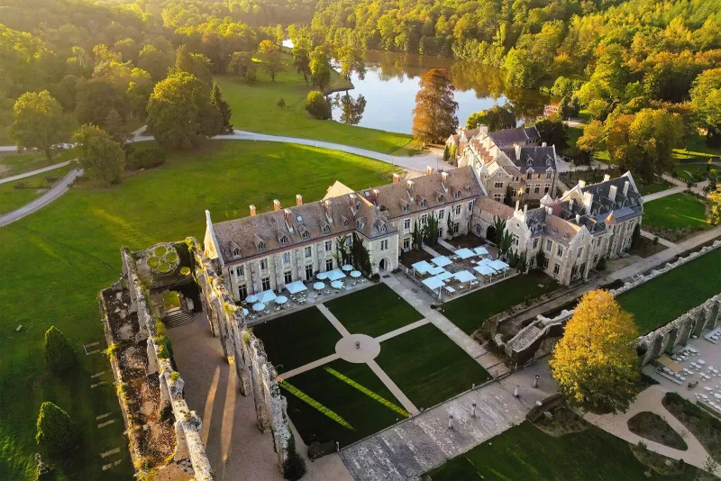Confiez l'organisation de votre séminaire d'entreprise à l'Abbaye des Vaux de Cernay à 45 mns de Paris à l'agence événementielle Maison Lemaistre