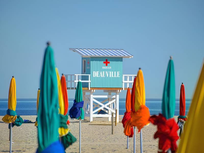 La plage de Deauville et ses parasols colorés 