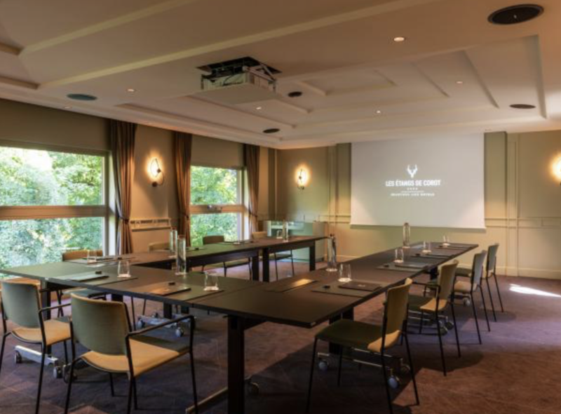 Salle de séminaire équipée au sein de l'établissement des Étangs de Corot 