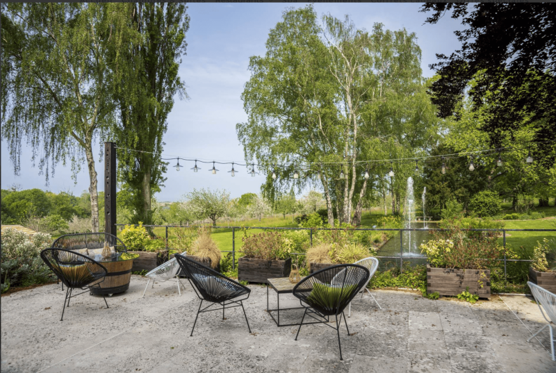 Terrasse dans de magnifiques jardins à Pennedepie 