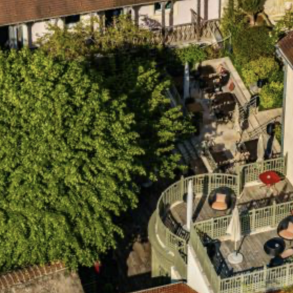 Les terrasses de l'hôtel Les Étangs de Corot vu du dessus 