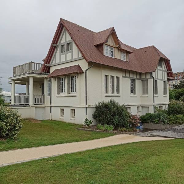 Villa Namouna avec son jardin clos en plein centre de Deauville 