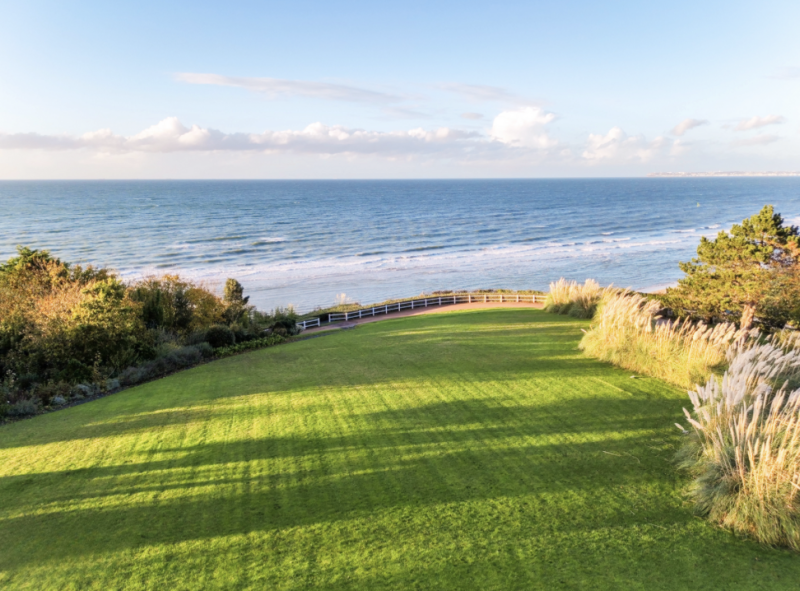 Magnifique jardin au bord de la mer 