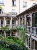 Façade en bois de l'hôtel, définissant le charme de cet endroit 